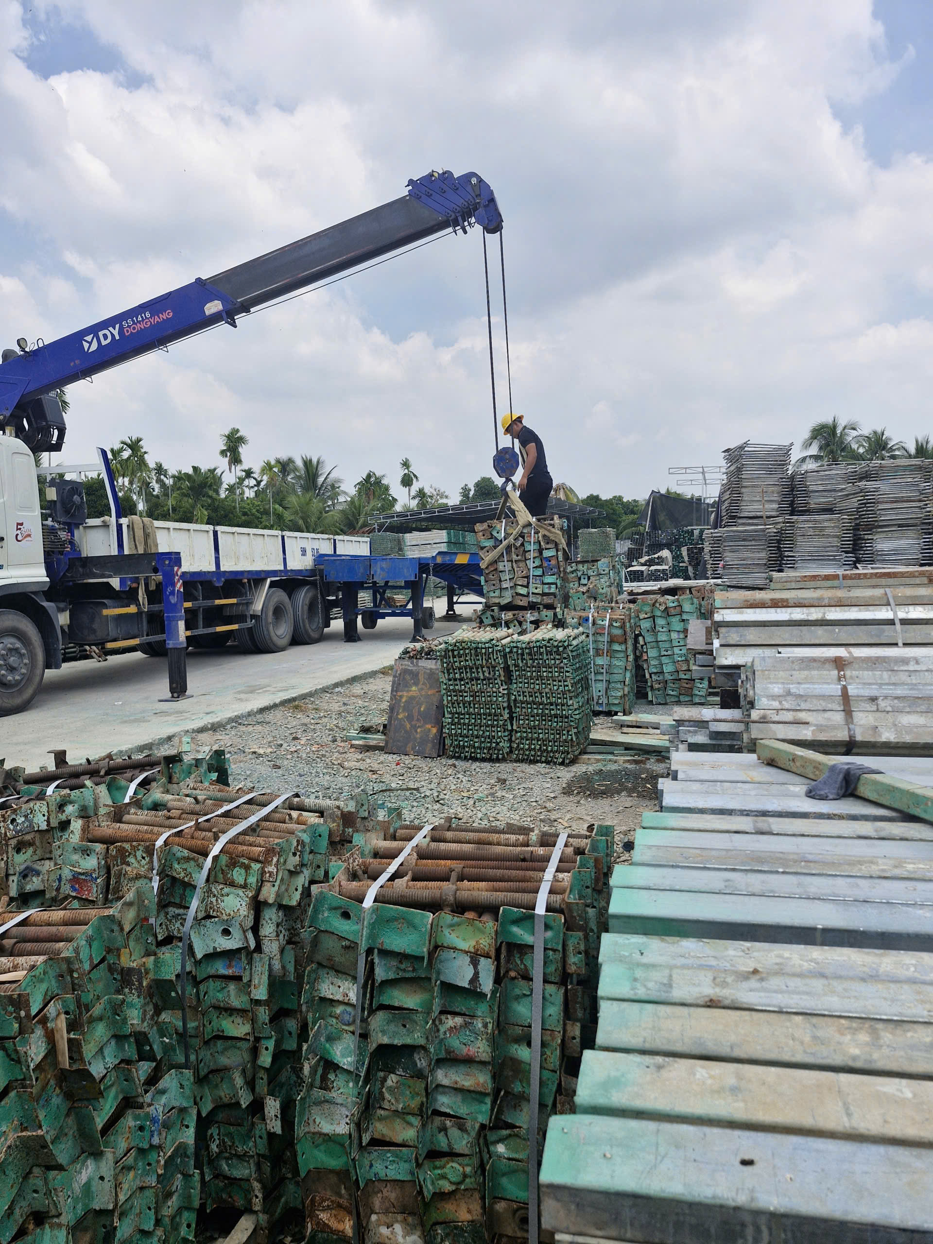 Bốc xếp phế liệu tận nơi cho khách hàng tại TP.HCM